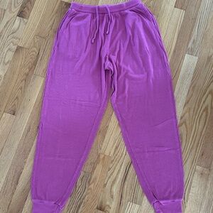 Alo Yoga whisper Ribbed Joggers in pink Size Small